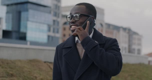 Executivo Afro Americano Caminhando Cidade Conversando Telefone Celular Concentrou Conversa — Vídeo de Stock