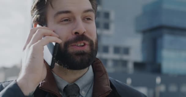 Retrato Close Empresário Alegre Falando Telefone Celular Rindo Discutindo Boas — Vídeo de Stock
