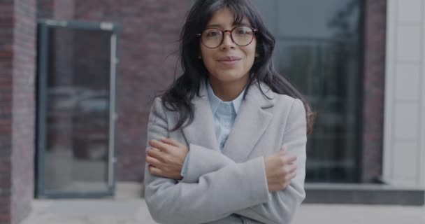 Lassú Mozgású Portré Női Közel Keleti Vállalkozóról Aki Város Utcájában — Stock videók