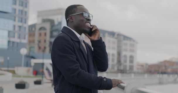 Retrato Joven Empresario Afroamericano Discutiendo Negocios Teléfono Móvil Parado Aire — Vídeo de stock