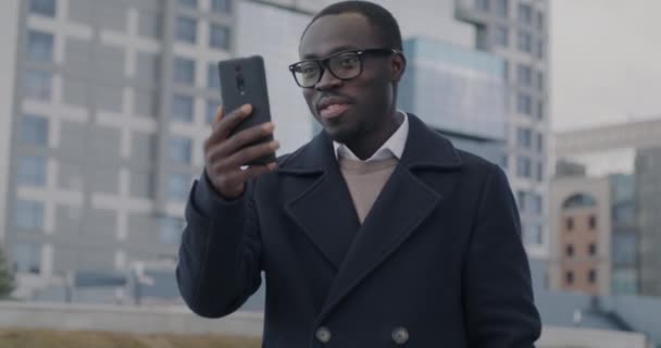 非裔美国商人在线视频通话 挥手在城市街道上讨论业务 现代通信技术和人的概念 — 图库视频影像