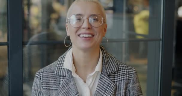 Portrét Pozitivní Mladé Podnikatelky Která Dívá Kamery Line Videohovor Moderní — Stock video