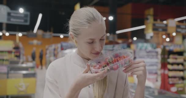 Spokojený Zákazník Blond Mladá Žena Čichající Čerstvé Jahody Uvedení Potravin — Stock video