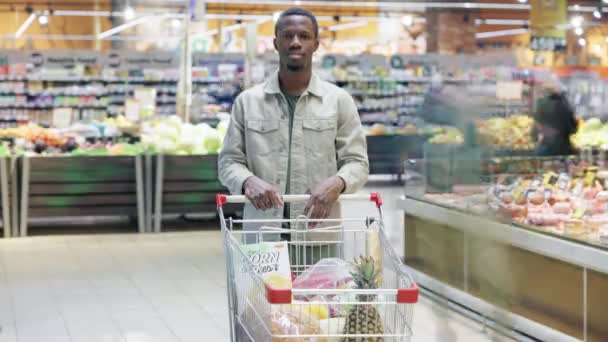 Portret Afroamerykanina Klienta Supermarketu Stojącego Sklepie Wózkiem Patrzącym Przed Kamerą — Wideo stockowe