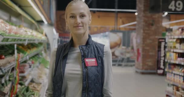 Langsomt Portrett Ung Kvinnelig Butikkassistent Som Står Supermarked Smiler Kamera – stockvideo