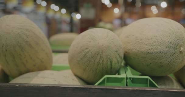 Gros Plan Melons Frais Mûrs Sur Étagère Dans Supermarché Occupé — Video