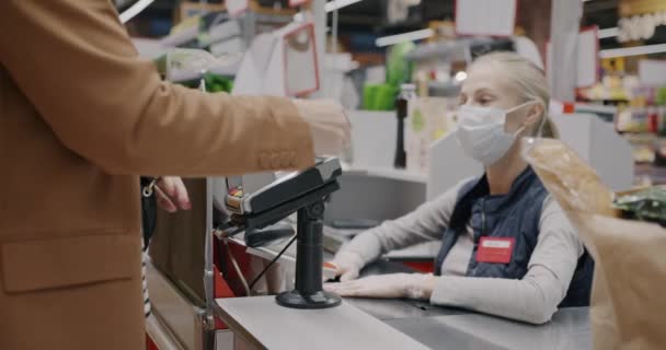 Zbliżenie Żeńskiej Ręki Płacącej Kartą Kredytową Kupującą Jedzenie Supermarkecie Podczas — Wideo stockowe