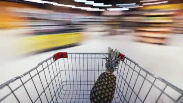 Časová Prodleva Nákupního Košíku Pohybující Mezi Uličkami Úseky Supermarketu Plnými — Stock video