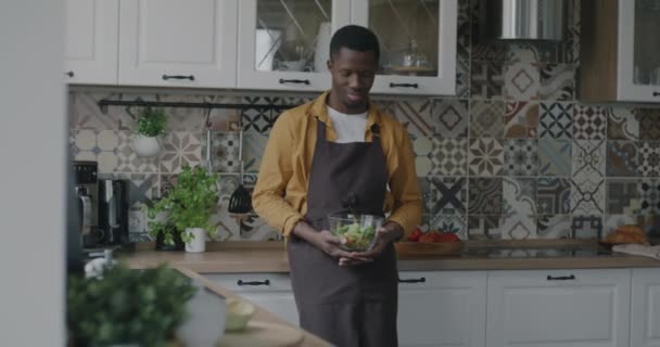 Retrato Cámara Lenta Del Hombre Afroamericano Delantal Pie Cocina Sosteniendo — Vídeos de Stock