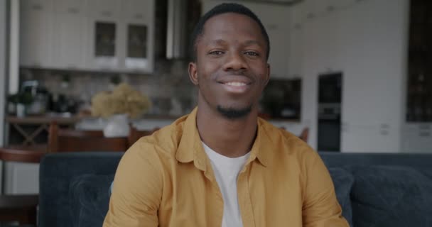 Portret Wesołego Afroamerykanina Uśmiechającego Się Kuchni Nowoczesnym Mieszkaniu Pozytywne Emocje — Wideo stockowe