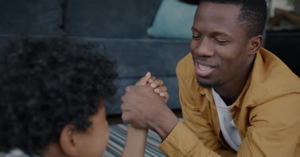 Joyeux Homme Afro Américain Faisant Bras Fer Avec Petit Garçon — Video