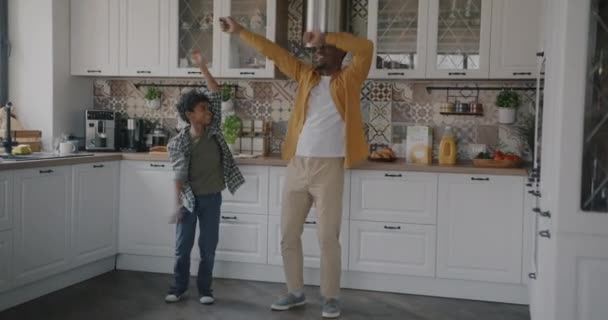 Pai Filho Feliz Jovem Família Dançando Cozinha Casa Desfrutando Música — Vídeo de Stock