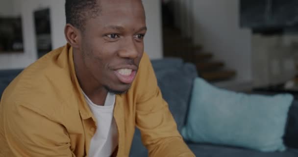 Heyecanlı Afrikalı Amerikalı Beysbol Fanatiği Spor Maçı Seyrediyor Evde Tezahürat — Stok video