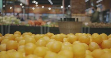 Modern süpermarketin meyve reyonundaki taze olgun portakalların yakın çekimleri. Alışveriş ve perakende iş konsepti.