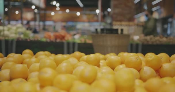近代的なスーパーマーケット内のフルーツ部門の棚に新鮮な熟したオレンジのクローズアップ ショッピングと小売業のコンセプト — ストック動画