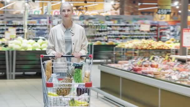 Portret Młodej Kobiety Kupującej Stojącej Supermarkecie Wózkiem Pełnym Zakupów Patrzących — Wideo stockowe