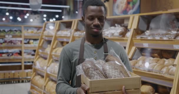 Медленный Портрет Афроамериканского Продавца Держащего Свежий Хлеб Улыбающегося Смотрящего Камеру — стоковое видео