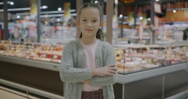 Портрет Повільного Руху Маленької Дівчинки Клієнта Стоїть Супермаркеті Дивлячись Камеру — стокове відео