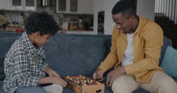 Afrikai Amerikai Férfi Apa Játszik Asztali Foci Gyermek Élvezi Játékot — Stock videók