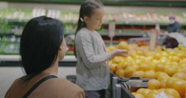 Meyve Seçen Küçük Tatlı Bir Kızın Ağır Çekimde Birlikte Süpermarkette — Stok video