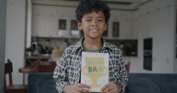 Портрет Щасливого Афроамериканського Хлопчика Який Любить Сина Який Тримає Картку — стокове відео