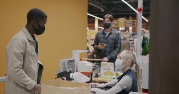 Client Supermarché Afro Américain Payant Avec Smartphone Guichet Des Caissiers — Video