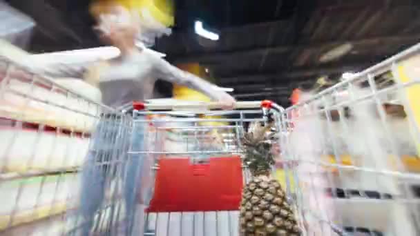 Markette Hızla Yürüyen Kadın Müşterilerin Tramvayı Itmesi Süpermarkette Alışveriş Arabalarına — Stok video