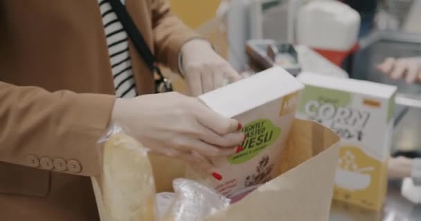 Close Dari Perempuan Tangan Pelanggan Kemasan Makanan Sehat Supermarket Sementara — Stok Video