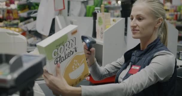 Supermarket Anställd Som Arbetar Kassan Skrivbord Skanna Livsmedel Leende Upptagen — Stockvideo