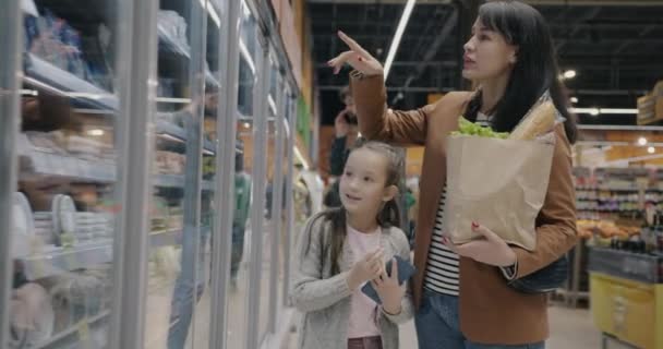 Elinde Kese Kağıdıyla Markette Alışveriş Yapan Anne Kızı Yiyeceği Işaret — Stok video
