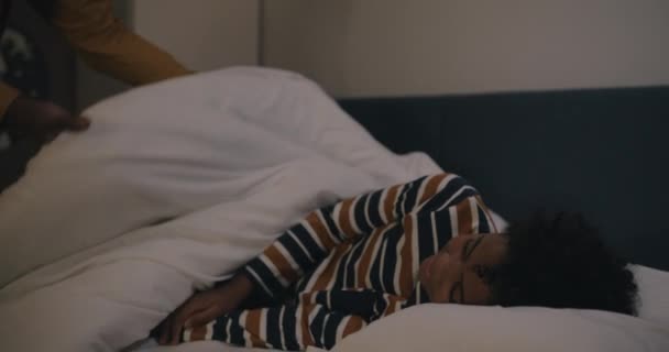 사랑하는 아빠는 포옹과 어두운 방에서 침대에서 원하는 아이를 시절과 — 비디오