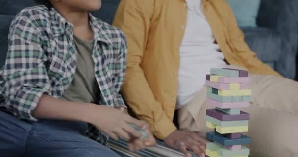 Gelukkige Familie Vader Kind Spelen Interessant Spel Met Houten Speelgoed — Stockvideo