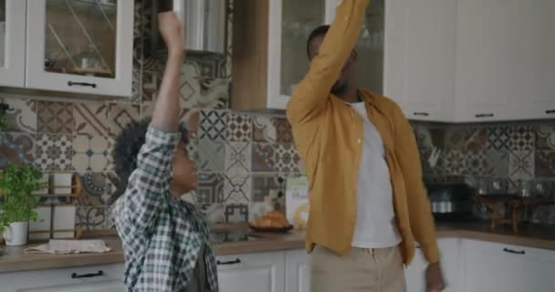 Homem Adulto Menino Dançando Cozinha Casa Relaxando Divertindo Desfrutando Relacionamento — Vídeo de Stock