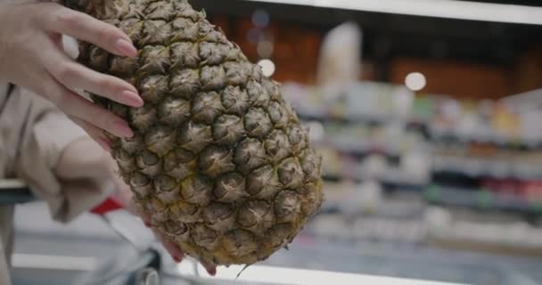 Close Van Vrouwelijke Hand Zetten Ananas Winkelwagen Winkelen Voor Voedsel — Stockvideo