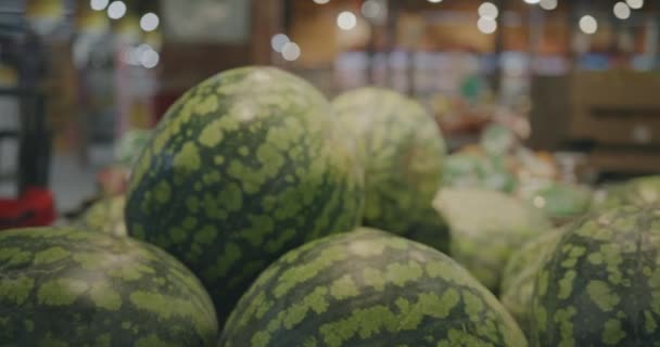 現代のスーパーマーケット部門で販売するための美味しい緑色のメロン健康的なフルーツのクローズアップ 食料品店とショッピングコンセプト — ストック動画