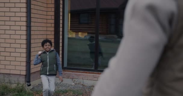 年轻的非洲裔美国男孩和父亲一起打棒球的慢动作 父亲把球扔在户外玩得很开心 家庭和体育概念 — 图库视频影像