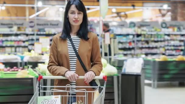 Čas Vypršel Portrét Dívky Supermarket Zákazník Stojí Uvnitř Nákupním Vozíkem — Stock video