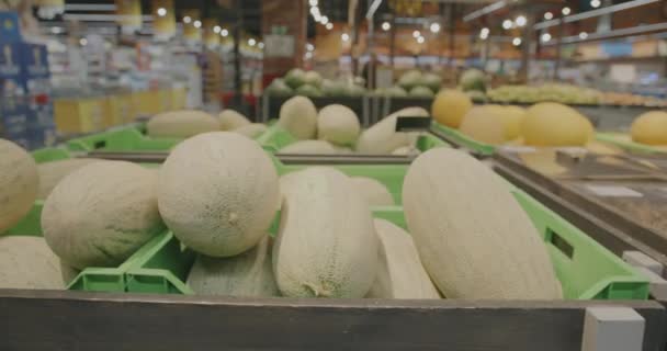 슈퍼마켓에서 선반에 신선한 과일과 멜론의 클로즈업 소비주의 비즈니스 — 비디오