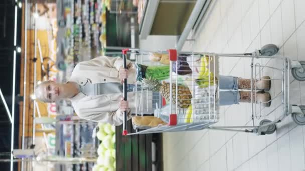 Verticale Oriëntatietijd Vervallen Portret Van Jonge Dame Supermarkt Met Winkelwagentje — Stockvideo