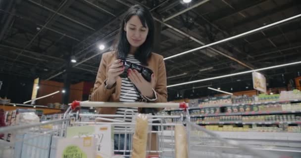 소매점에 트롤리 쇼핑에 제품을 선택하는 슈퍼마켓 식료품 소비주의 — 비디오