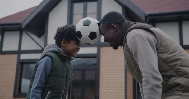 Πατέρας Και Γιος Χαρούμενη Οικογένεια Παίζει Ποδόσφαιρο Διασκεδάζοντας Έξω Από — Αρχείο Βίντεο
