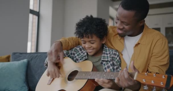 Fröhliche Menschen Vater Und Sohn Die Gemeinsam Gitarre Spielen Und — Stockvideo