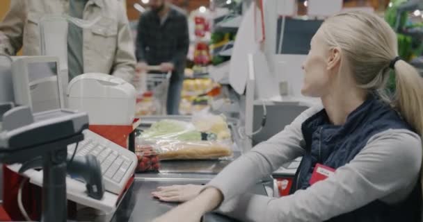 Веселая Молодая Женщина Кассир Сканирует Продукты Работающие Кассе Терминала Супермаркете — стоковое видео