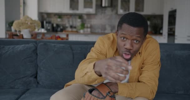Aşırı Neşeli Afrikalı Amerikalı Adam Televizyonda Beyzbol Maçı Izliyor Bağırıyor — Stok video