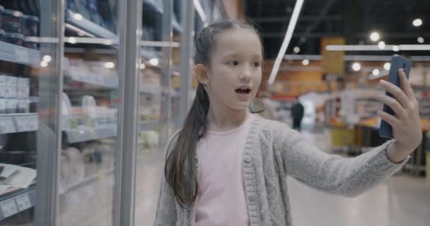 Happy Child Membuat Video Call Online Membahas Makanan Supermarket Menggunakan — Stok Video