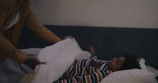 Mignon Petit Garçon Couché Dans Son Lit Tout Aimant Père — Video