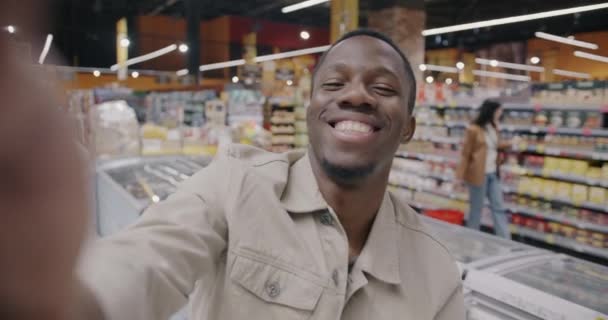Retrato Del Hombre Afroamericano Hablando Mostrando Comestibles Haciendo Videollamadas Línea — Vídeos de Stock