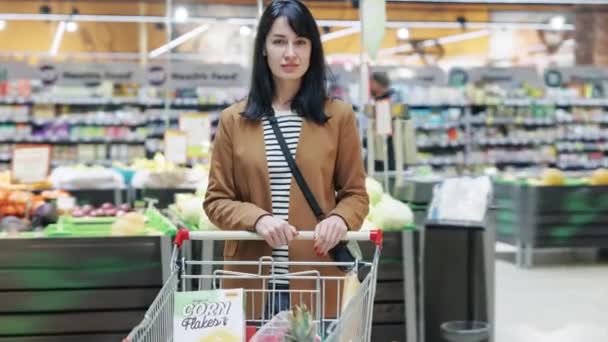 Zoom Time Lapse Portret Van Dame Die Supermarkt Met Kar — Stockvideo