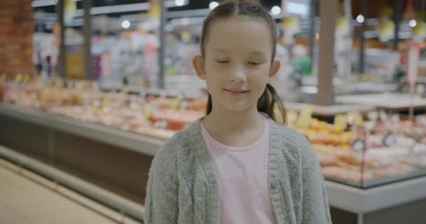 Modern Bir Süpermarkette Kameraya Bakıp Gülümseyen Mutlu Küçük Kızın Yavaş — Stok video