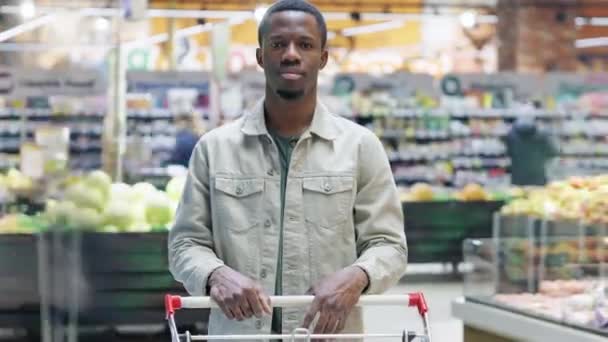 Portret Afroamerykanina Stojącego Supermarkecie Trzymającego Wózek Kamerą Koncepcja Handlu Detalicznego — Wideo stockowe